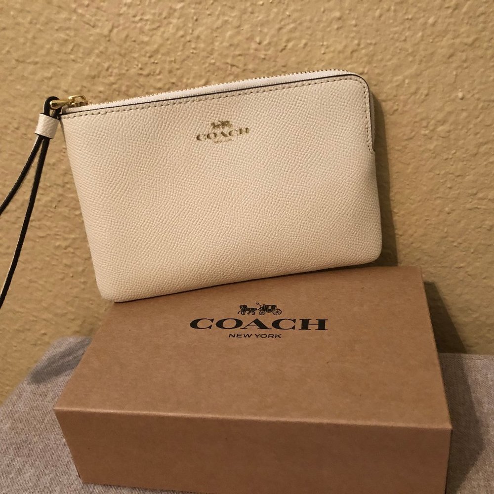 *NWOT* COACH off-white corner zip wristlet